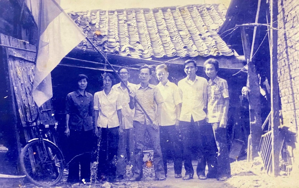 1975年4月30日,华运武装力量在平西坊第七保进行起义,进攻并接管第六郡行政厅。