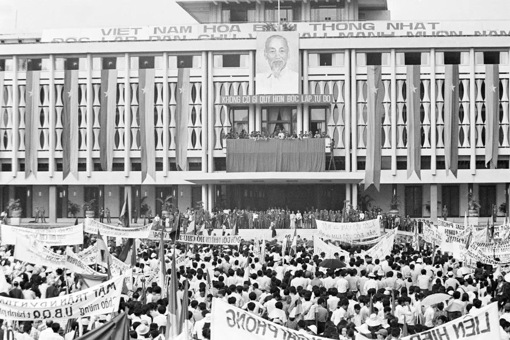 1975年5月7日，西贡市民举行集会，欢迎市军管委成立。（图：越通社）