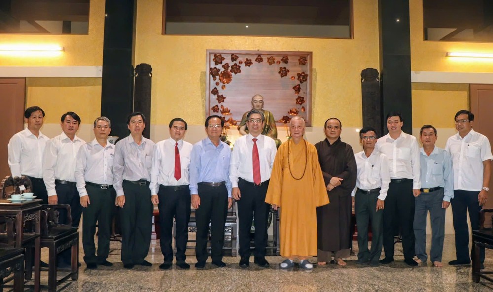 市委副书记阮福禄探望释智广长老和尚。