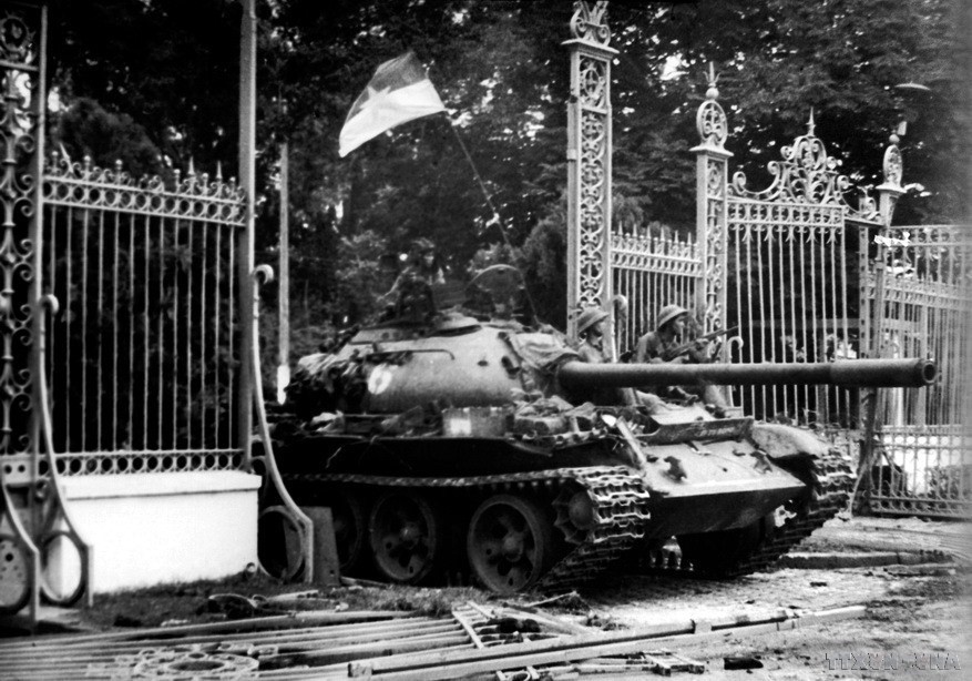 1975年4月30日，解放军的坦克撞倒独立宫铁门，攻占西贡伪军总统府邸。（图：越通社）