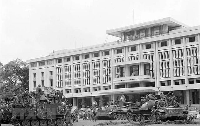 1975年4月30日中午,解放军的坦克和部队占据西贡伪军总统府邸。(图:越通社)