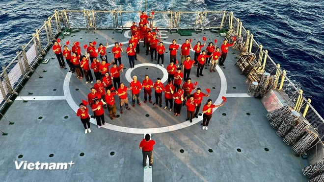 越侨代表在长沙群岛上一起合影。（图：越通社）