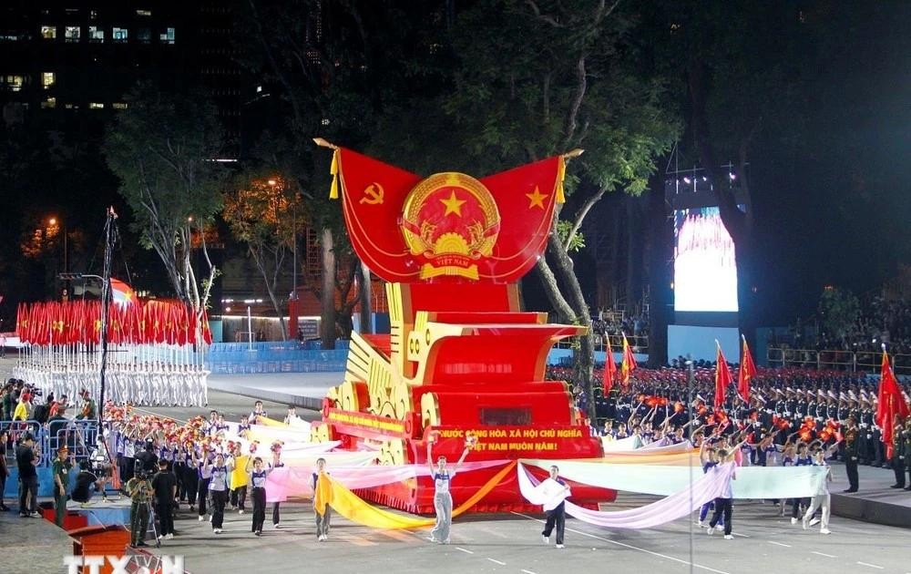 载有越南社会主义共和国国徽花车在2025年4月25日第二次阅兵、游行合练中巡游。（图：越通社）