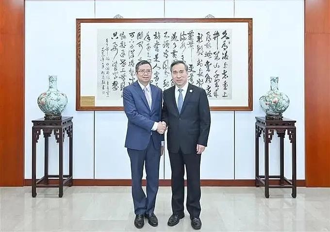 越南驻中国大使范青平与中国国际贸易促进委员会（CCPIT）会长任鸿斌。（图：越通社）