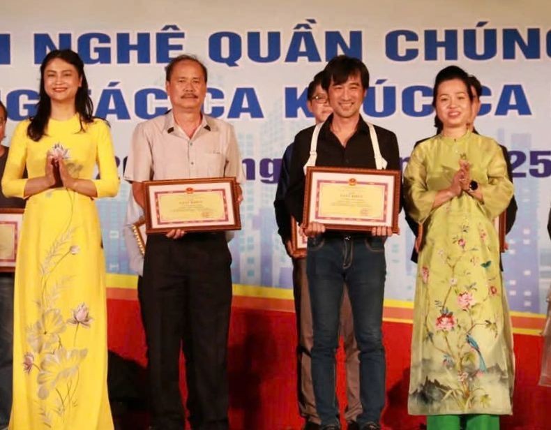 华人歌手、音乐家毕宝藤(右二)获得二等奖。