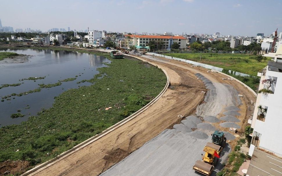 参良涌沿岸街道一隅。