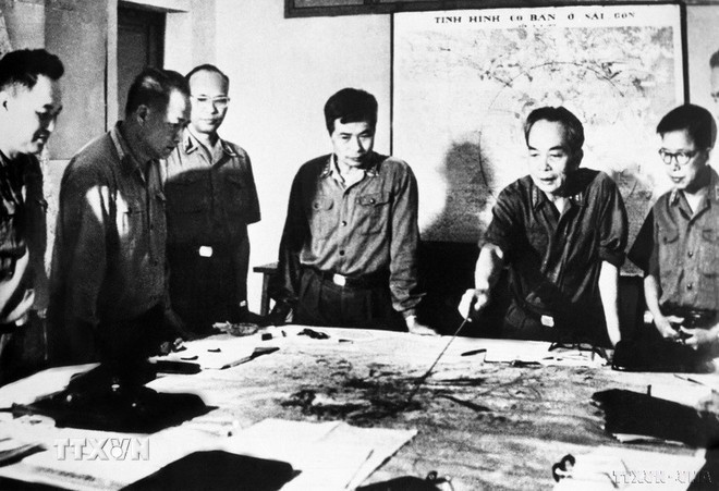 武元甲大将与中央军委同志们批阅胡志明战役(1975年4月)作战方案。(图:越通社) 武元甲大将与中央军委同志们批阅胡志明战役(1975年4月)作战方案。(图:越通社)