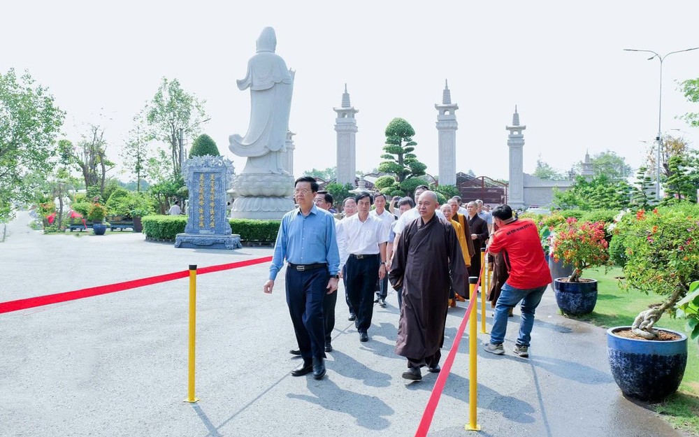 政府副总理梅文政（前左）亲往视察2025年联合国卫塞节佛诞大典筹备工作。（图：VGP）