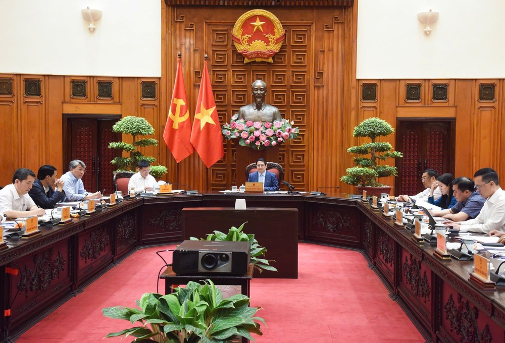 政府总理范明政(中)主持会议。(图:VGP)