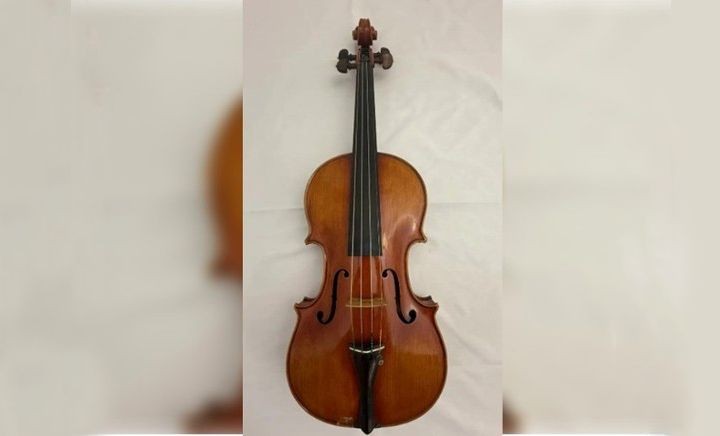 铁达尼号电影乐器道具高价成交