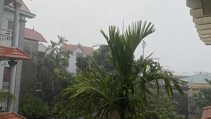 5月1日清晨，河内西部地区出现倾盆大雨。（图：福厚）