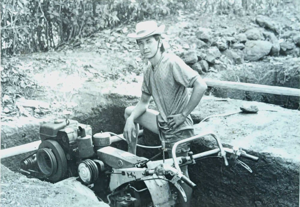 作者用拖拉机抽水灌溉咖啡树。