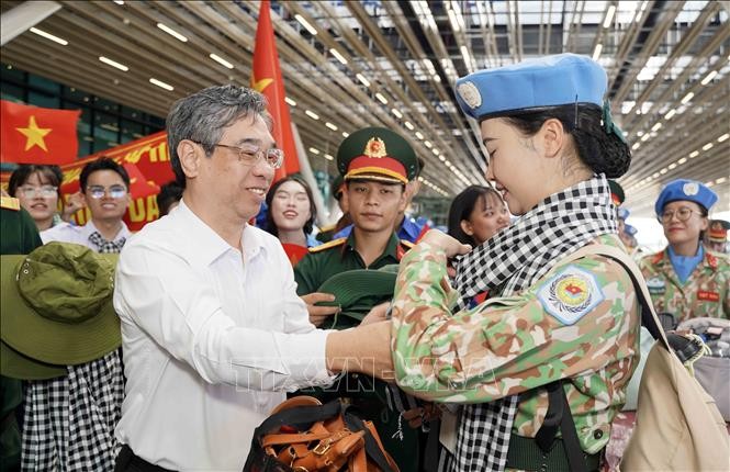 依依不舍欢送参加阅兵游行力量