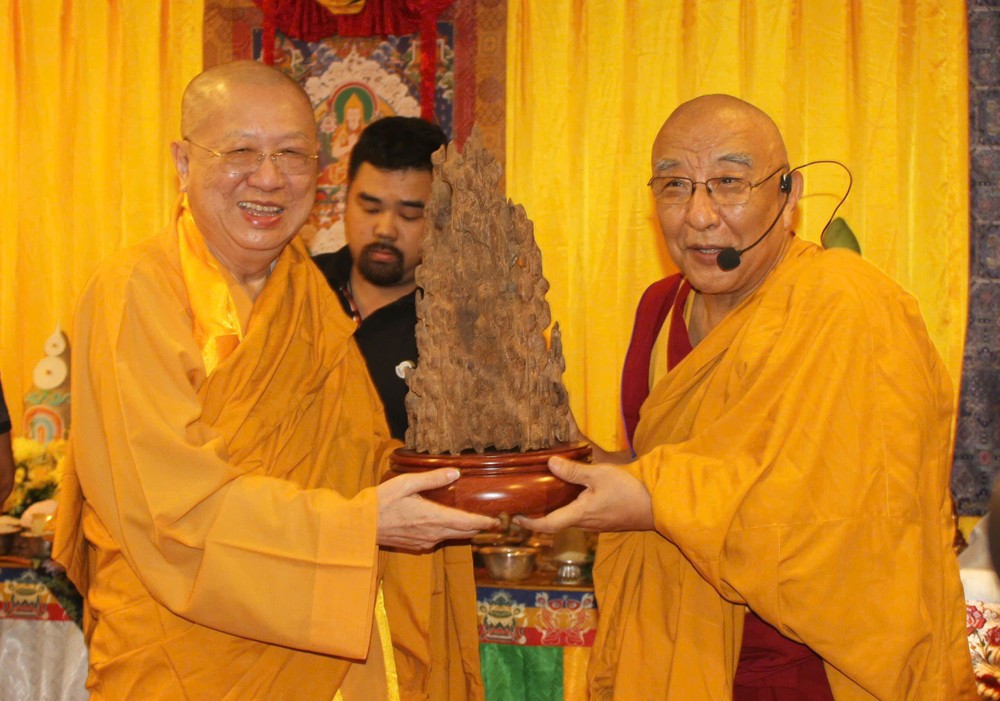 南嘉寺住持圣索仁波切大师赠送佛像予草堂禅寺住持释了明法师。