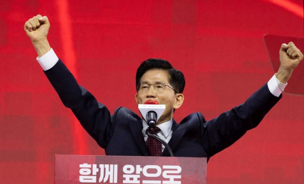 5月3日，在韩国高阳举行的韩国国民力量党大会上，金文洙庆祝成为总统候选人。（图：新华社）