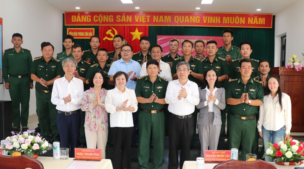 市委副书记阮福禄向昆仑岛干部、战士赠送礼物。