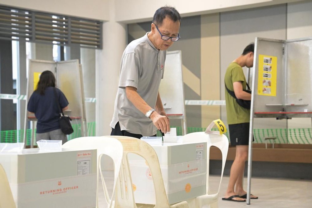 5月3日，选民在新加坡一处投票站参加投票。（图：新华社）