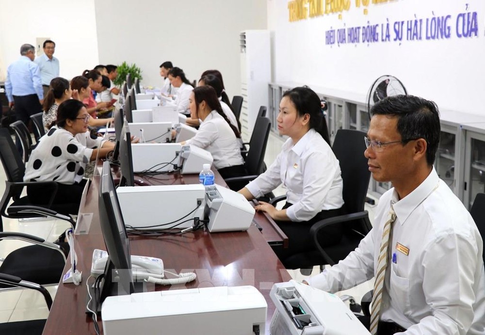 职能机关为民众和企业解决行政手续工作。