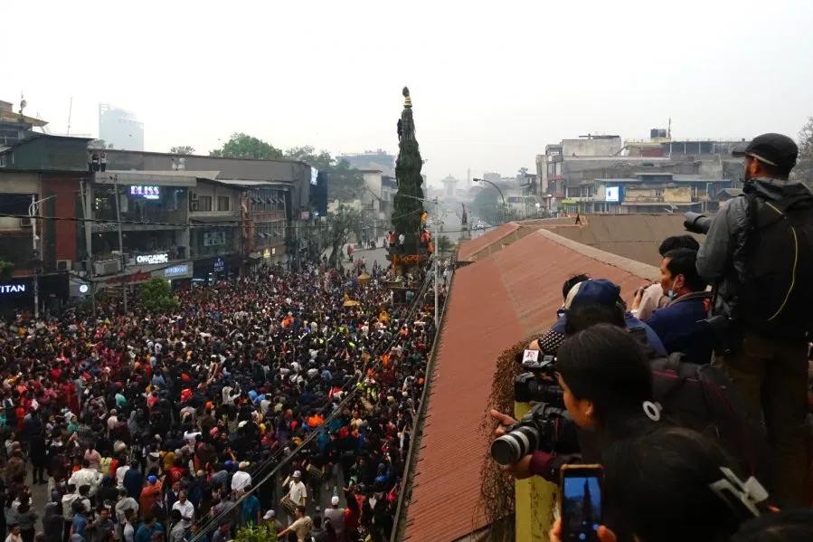 4月5日在尼泊尔加德满都，尼泊尔迎来一年一度的战车节，民众拉著约9.75公尺高的神像战车进行巡游，吸引大批民众及外国游客围观。（图：中新社）
