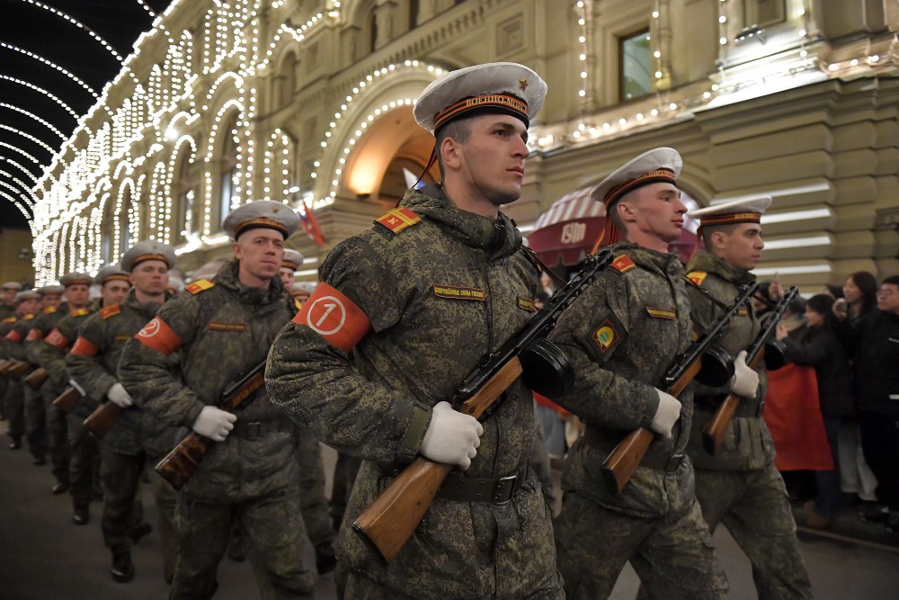 俄阅兵超一万名军事人员参加