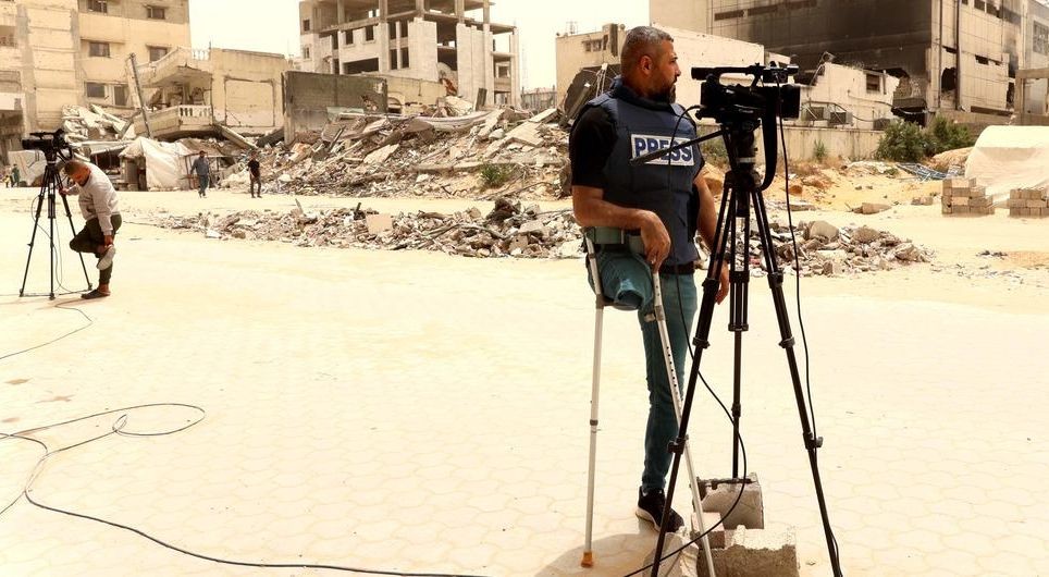 联合国新闻 巴勒斯坦记者萨米·谢哈达在加沙的一次袭击中失去了一条腿。（图：联合国）