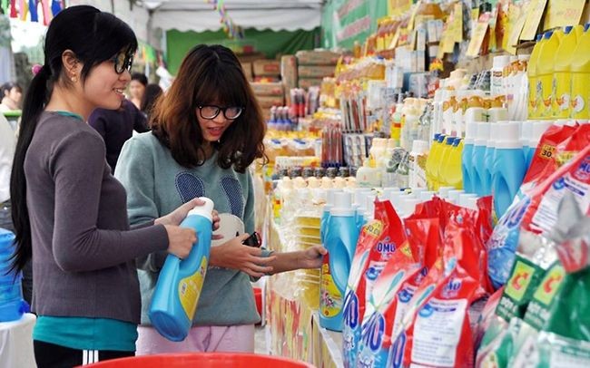 4月份消费者物价指数（CPI）环比增0.07%。图为消费者在一家便利店选购物品。