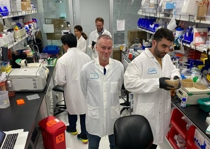 佛里迪(中)多年来反覆注射多种毒蛇的毒液。