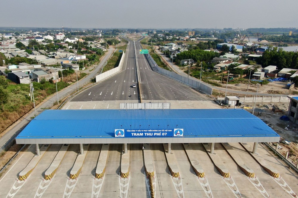 滨沥-隆城高速公路7号收费站。（图：廷余）