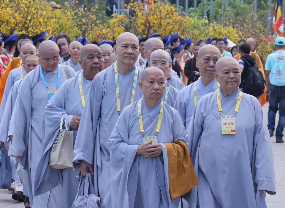 众多代表出席2025年联合国卫塞节开幕式。（图：越通社）