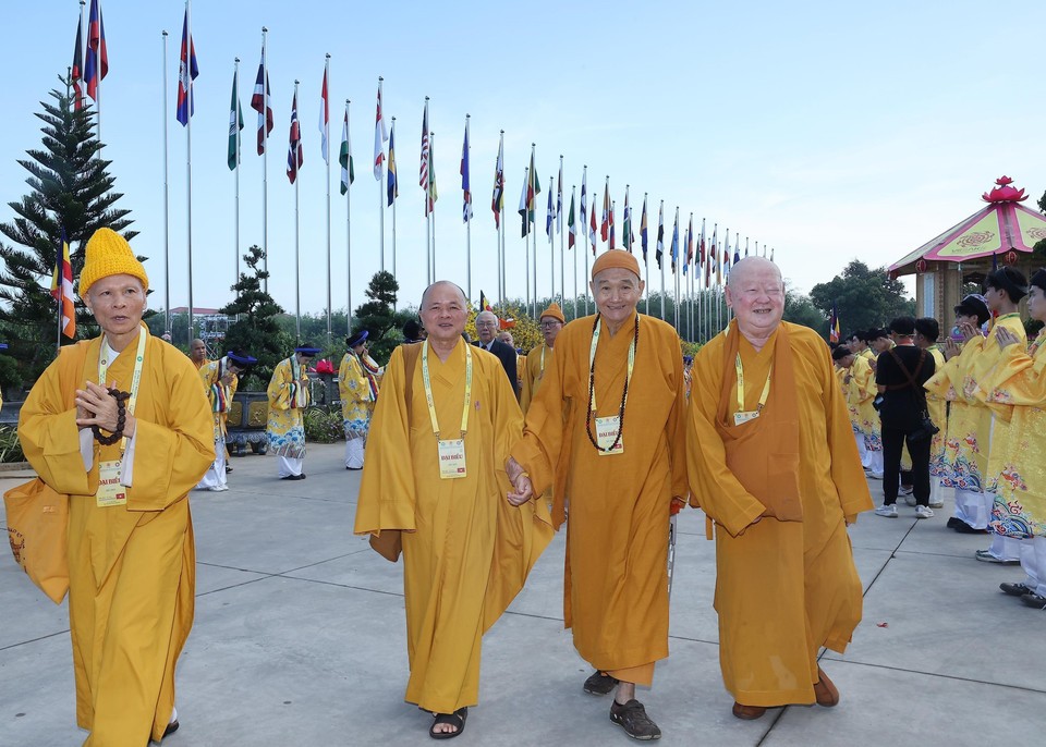 来自各国的僧侣和佛教代表出席2025年联合国卫塞节开幕式。（图：越通社）