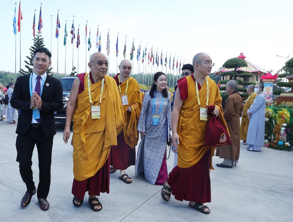 来自各国的僧侣和佛教代表出席2025年联合国卫塞节开幕式。（图：越通社）