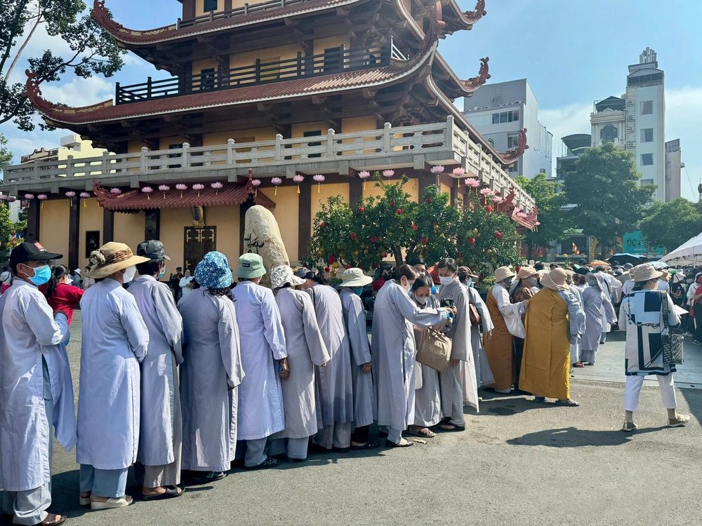 民众排队等待瞻拜释广德菩萨心脏舍利子。（图：胡蓝）