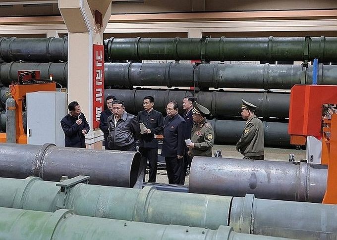 金正恩(左二)视察军工企业。（图：朝中社）