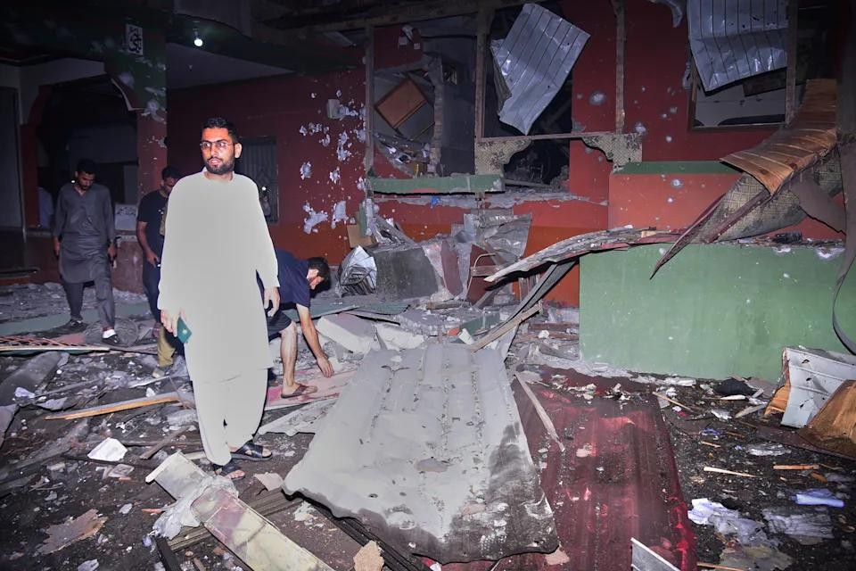 5月7日巴控克什米尔居民检查疑似遭印度飞弹袭击的建筑物。(图：AP)