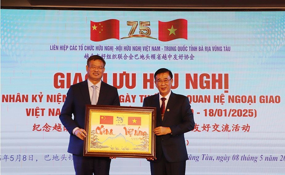 巴地-头顿省越中友好协会主席黄文名向中国驻胡志明市总领事魏华祥赠送纪念品。