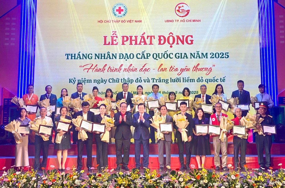 各位领导向赞助商赠送鲜花与感谢状。