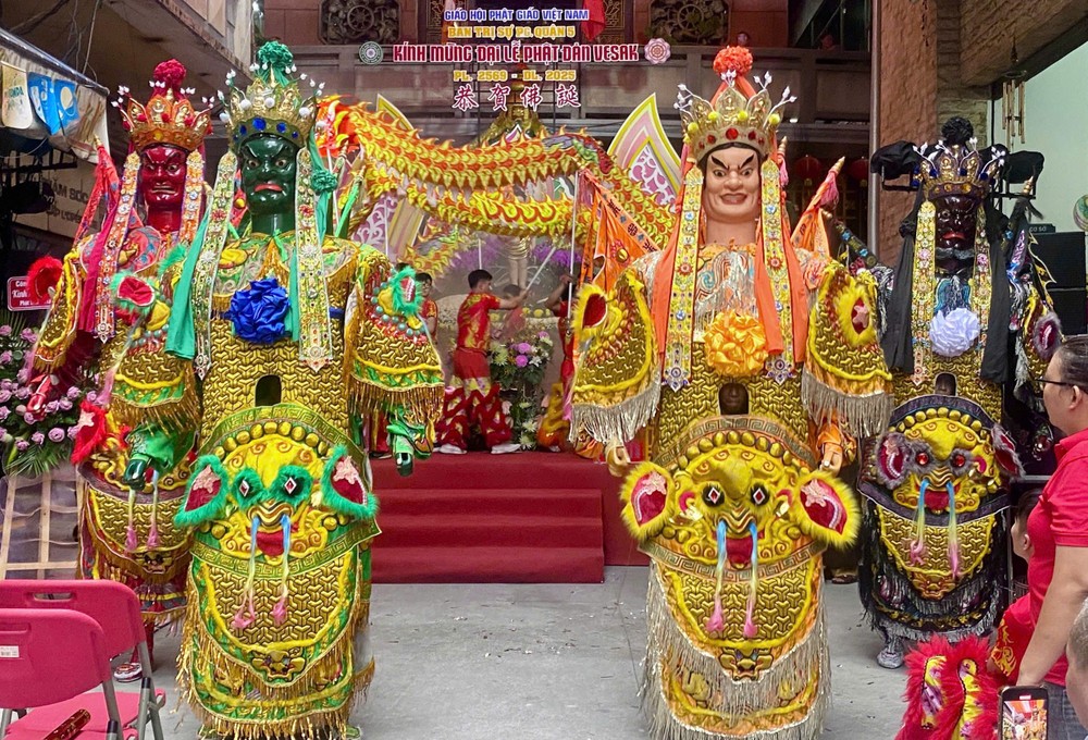 四大天王与龙狮庆祝佛诞。 T1.jpg