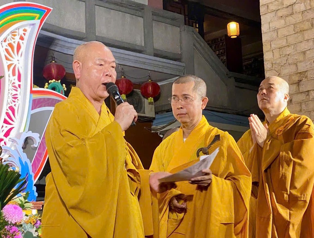释慧功和尚宣读越南佛教会庆贺佛诞通牒。 T2.jpg
