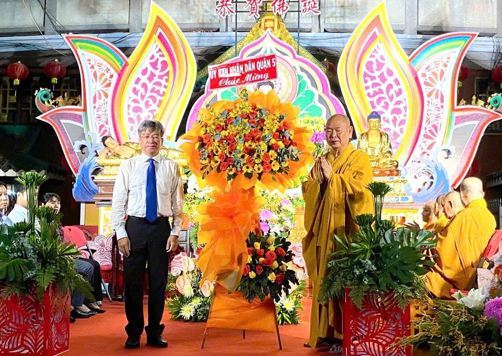 第五郡人委会赠送鲜花祝贺佛诞。 T4.jpg
