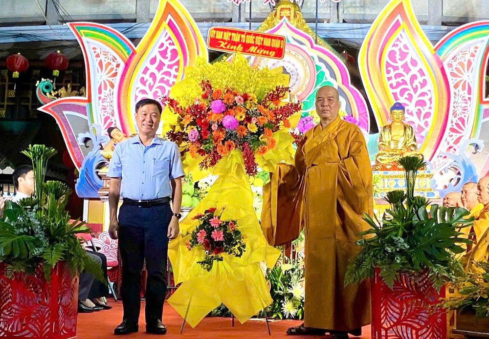 第五郡越南祖国阵线委员会赠送鲜花祝贺佛诞。 T5.jpg