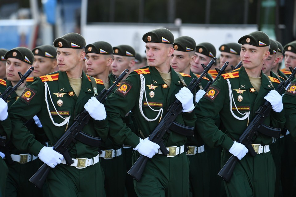 俄罗斯士兵参加在俄罗斯莫斯科举行的纪念反法西斯战争胜利阅兵式。（图：越通社）