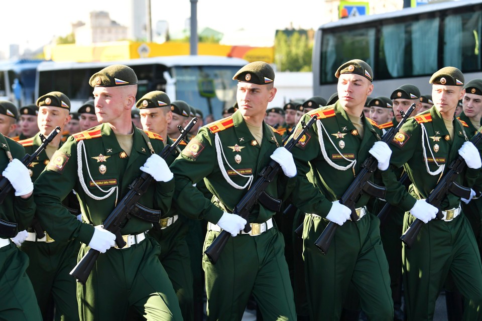 俄罗斯士兵参加在俄罗斯莫斯科举行的纪念反法西斯战争胜利阅兵式。（图：越通社）