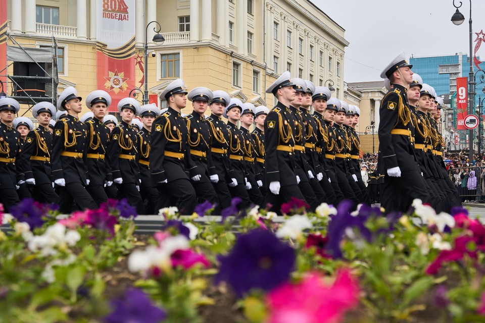 俄罗斯士兵参加在俄罗斯符拉迪沃斯托克举行纪念反法西斯战争胜利阅兵式。（图：越通社）