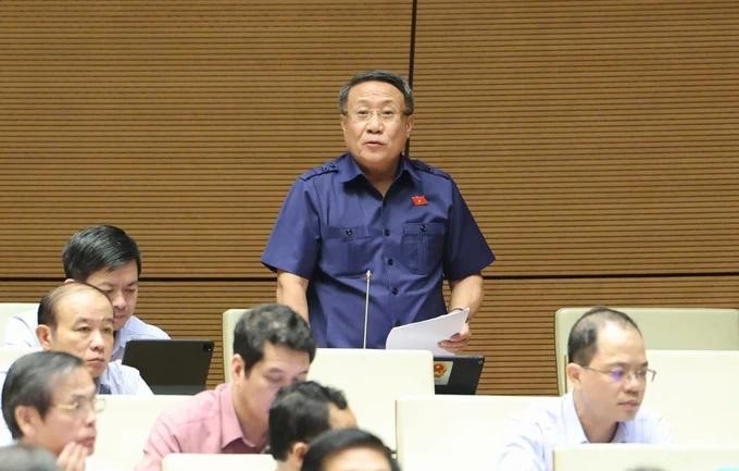 广治省代表何士同(站)在会议上发言。(图:光福)