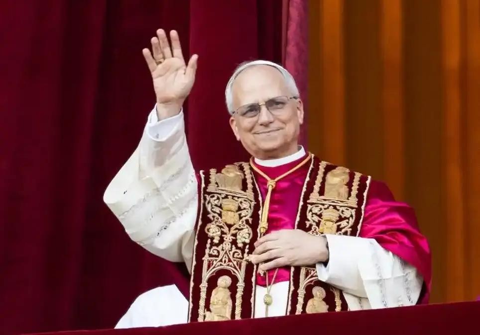 5月8日，在梵蒂冈城，来自美国的枢机主教罗伯特·普雷沃斯特当选新一任天主教罗马教皇后向民众致意。（图：新华社）