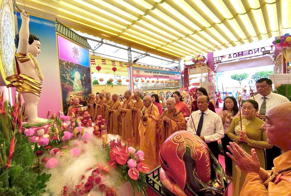 僧俗二众与领导共同诵经祈福。 K5.jpg