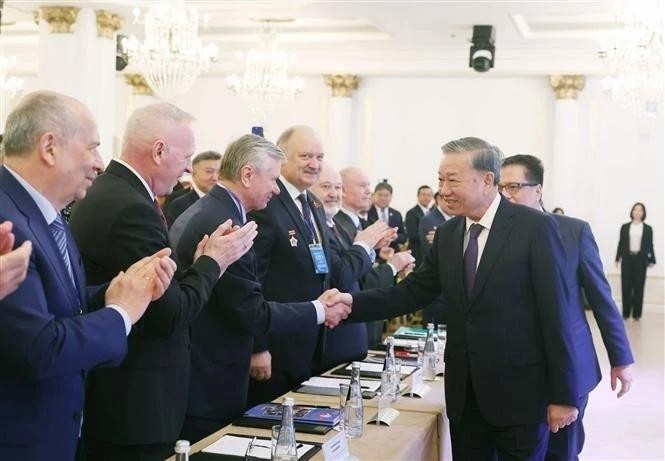 苏林总书记会见俄罗斯援越人士、知识分子和专家。（图：越通社）