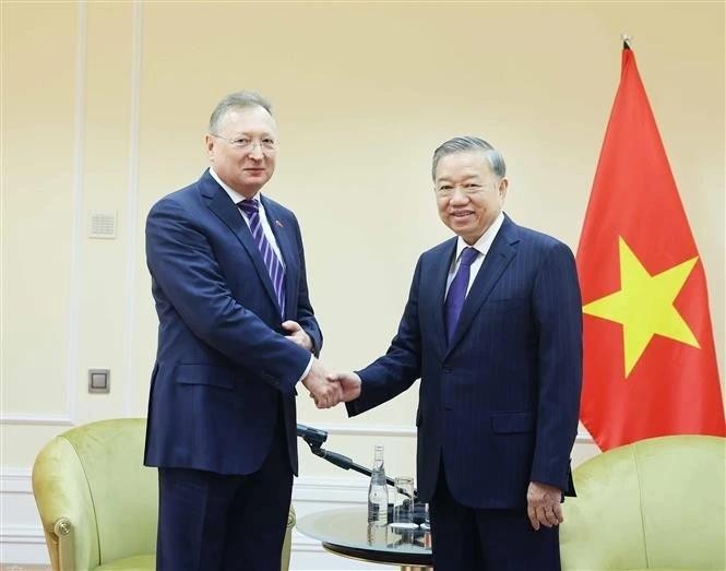 苏林总书记会见俄罗斯国有扎鲁别日石油公司总经理库德里亚绍夫·谢尔盖·伊万诺维奇。(图:越通社)