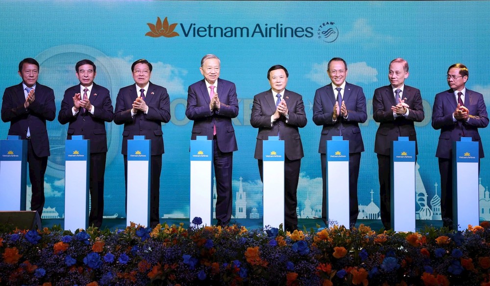 越南总书记苏林(左四)出席河内至莫斯科直达航线开通仪式。（图：越通社）