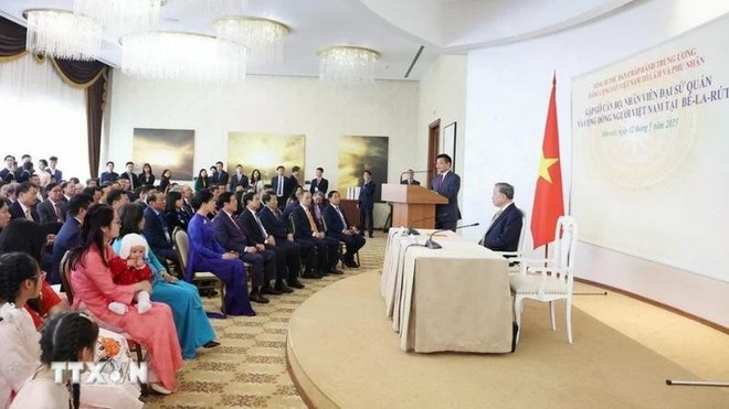 苏林总书记会见越南驻白俄罗斯大使馆工作人员和侨胞代表。(图:越通社) 苏林总书记会见越南驻白俄罗斯大使馆工作人员和侨胞代表。(图:越通社)